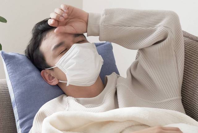発熱で横になっている男性