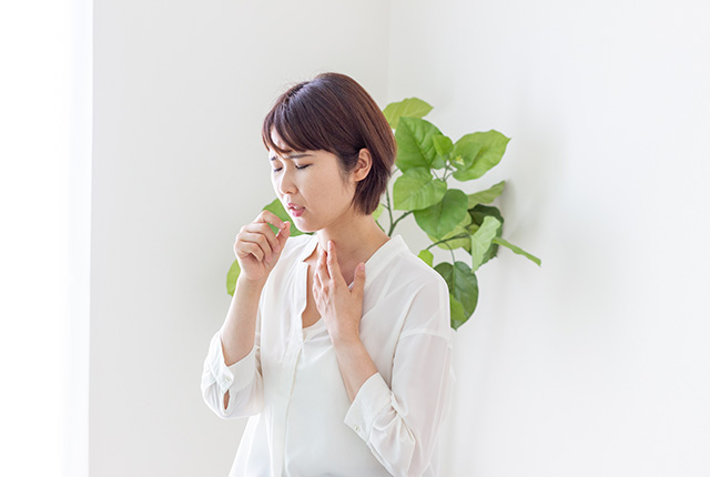 咳が出る女性