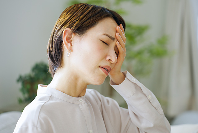 発熱する女性