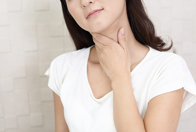 喉に違和感のある女性